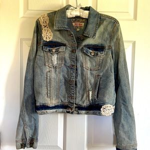 Cropped denim jacket with embroidered flowers